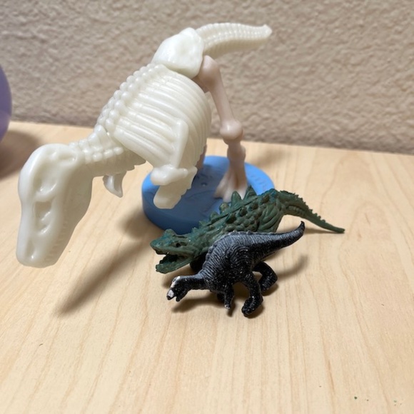 Batch of 14 toys. Dinosaur, lego, finger puppets, movie toys EUC - Picture 10 of 11